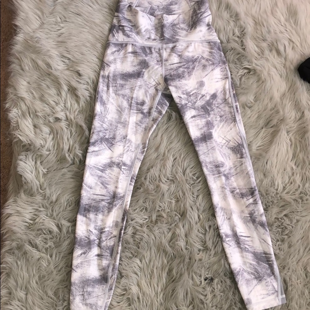 Never worn LULULEMON LEGGINGS